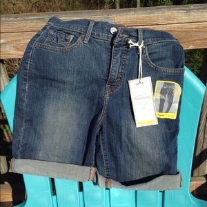 NWT Levi’s Jean shorts sz 6
